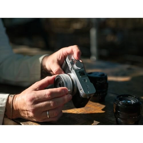 X-E5 + UHS-II SDXC Memory Card + Carrying Case + Cleaning Kit + Memory Card Wallet + USB Card Reader