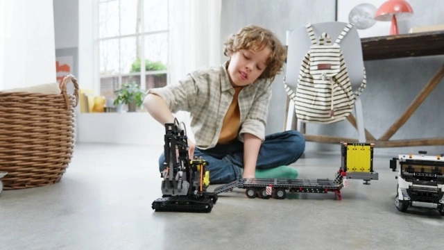 Technic Volvo FMX Truck + EC230 Electric Excavator (42175)