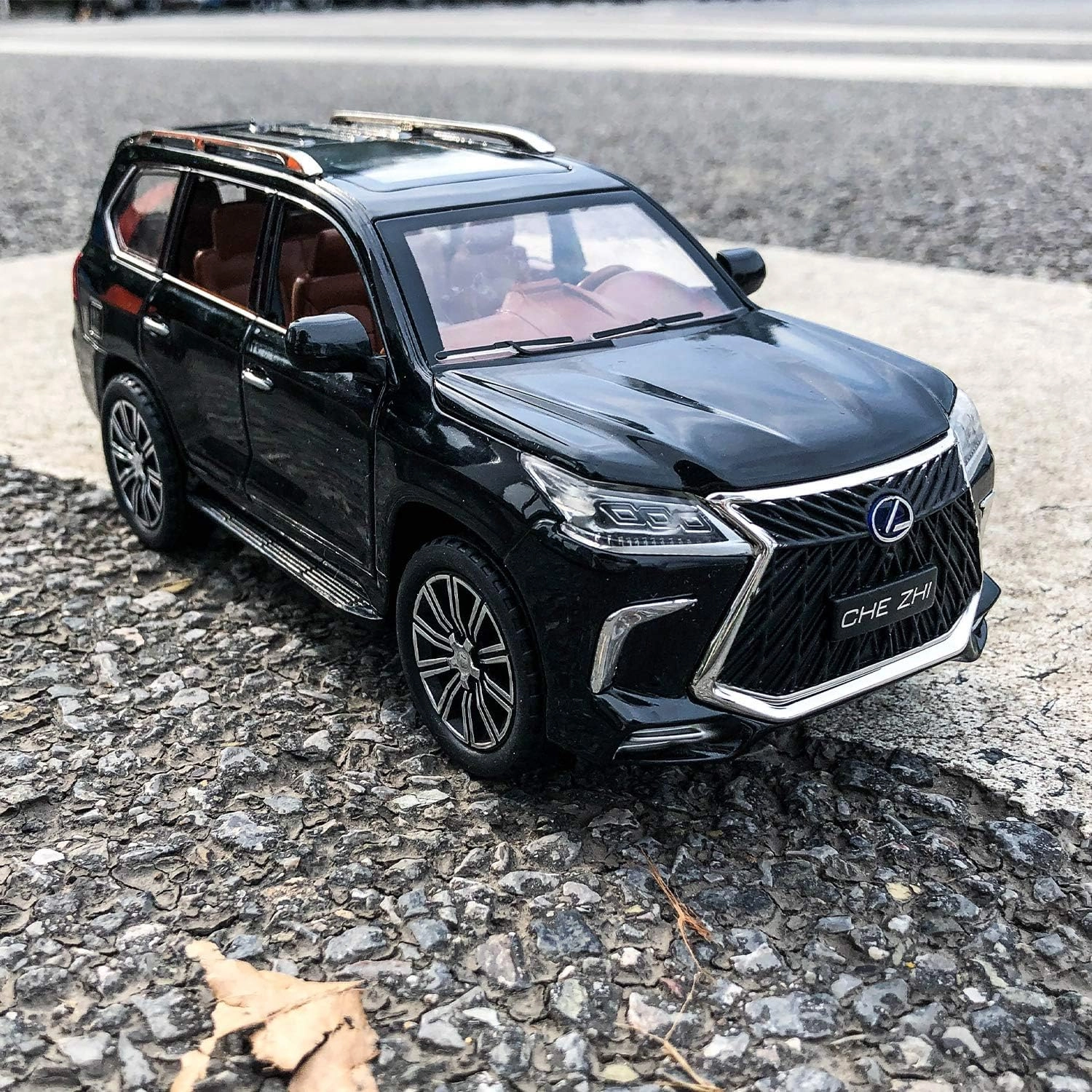 Lexus LX570 1:24