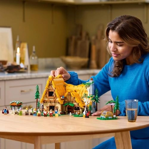 Disney Snow White and the Seven Dwarfs’ Cottage (43242)