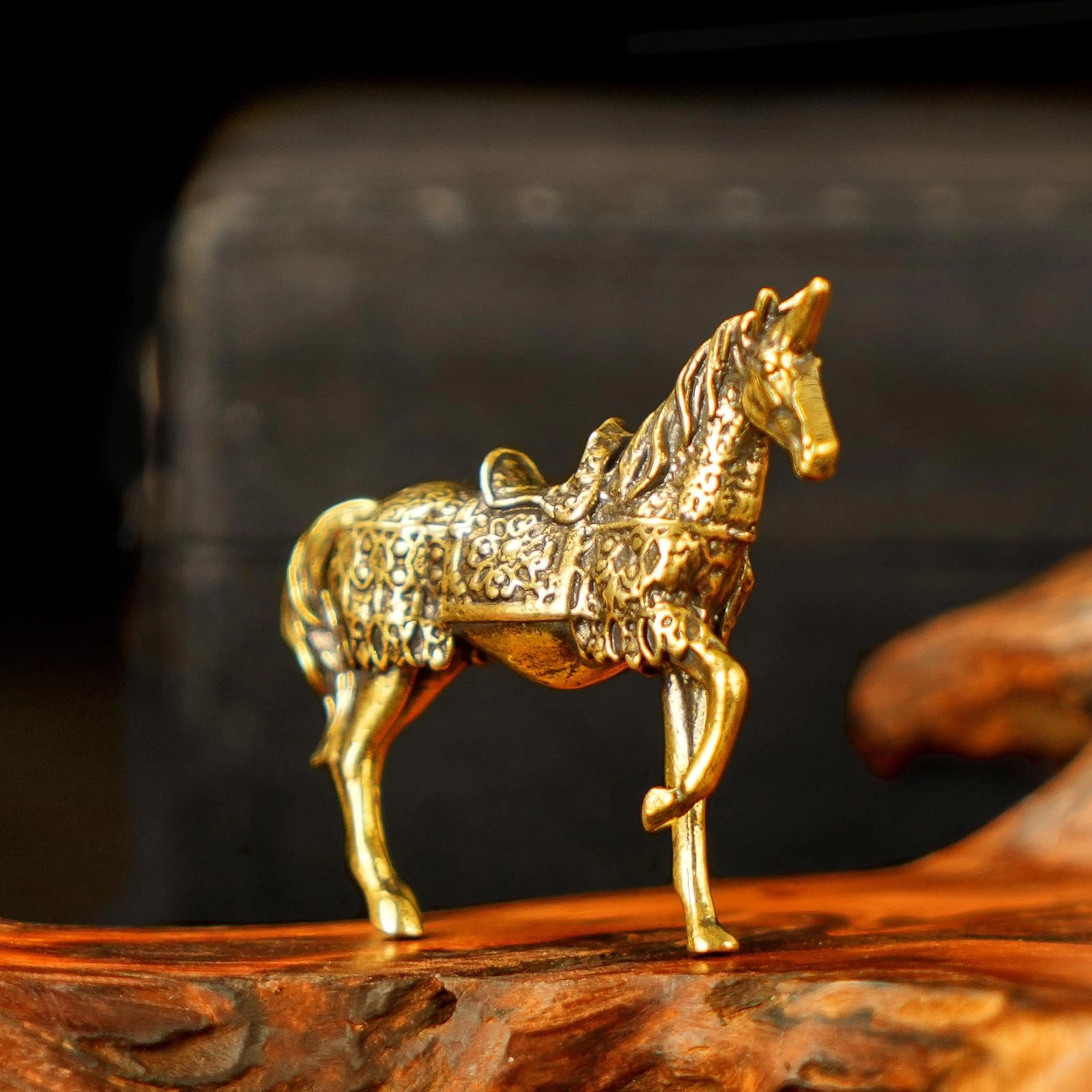 Armored Unicorn Statue (4.5 cm)