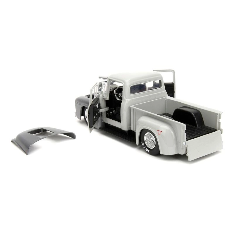 Jada Toys Street Fighter 1956 Ford F-100 with Guile Figure - 1:24