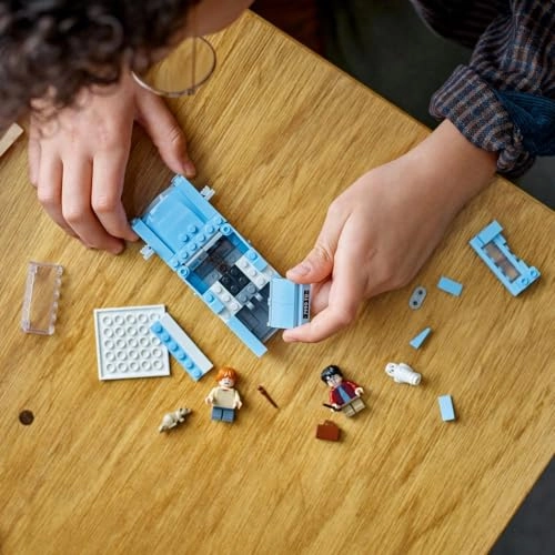 Harry Potter LEGO Flying Ford Anglia (76424) - Buildable model Ron Weasley minifigure Hedwig figure