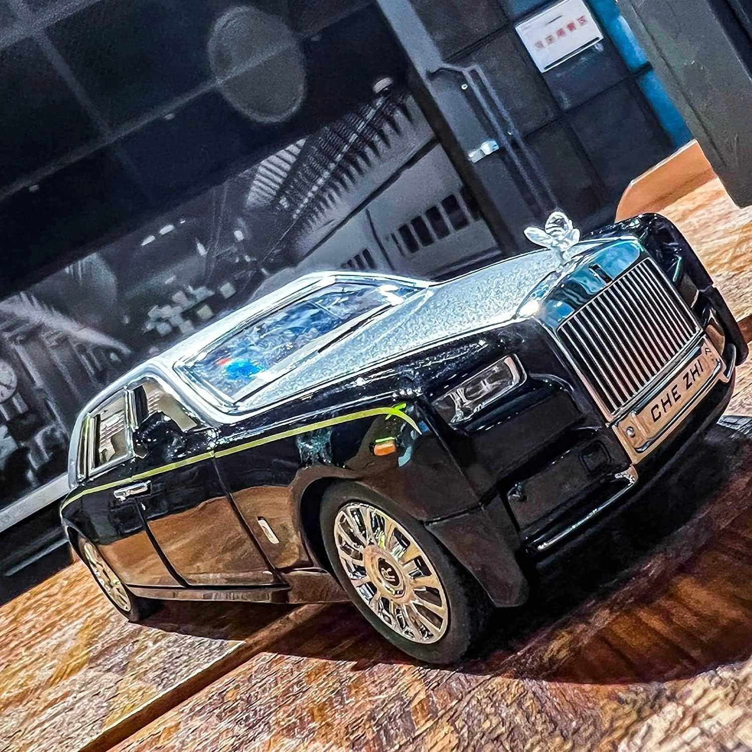 Rolls-Royce Phantom - 1:24 Scale 1.0 Count