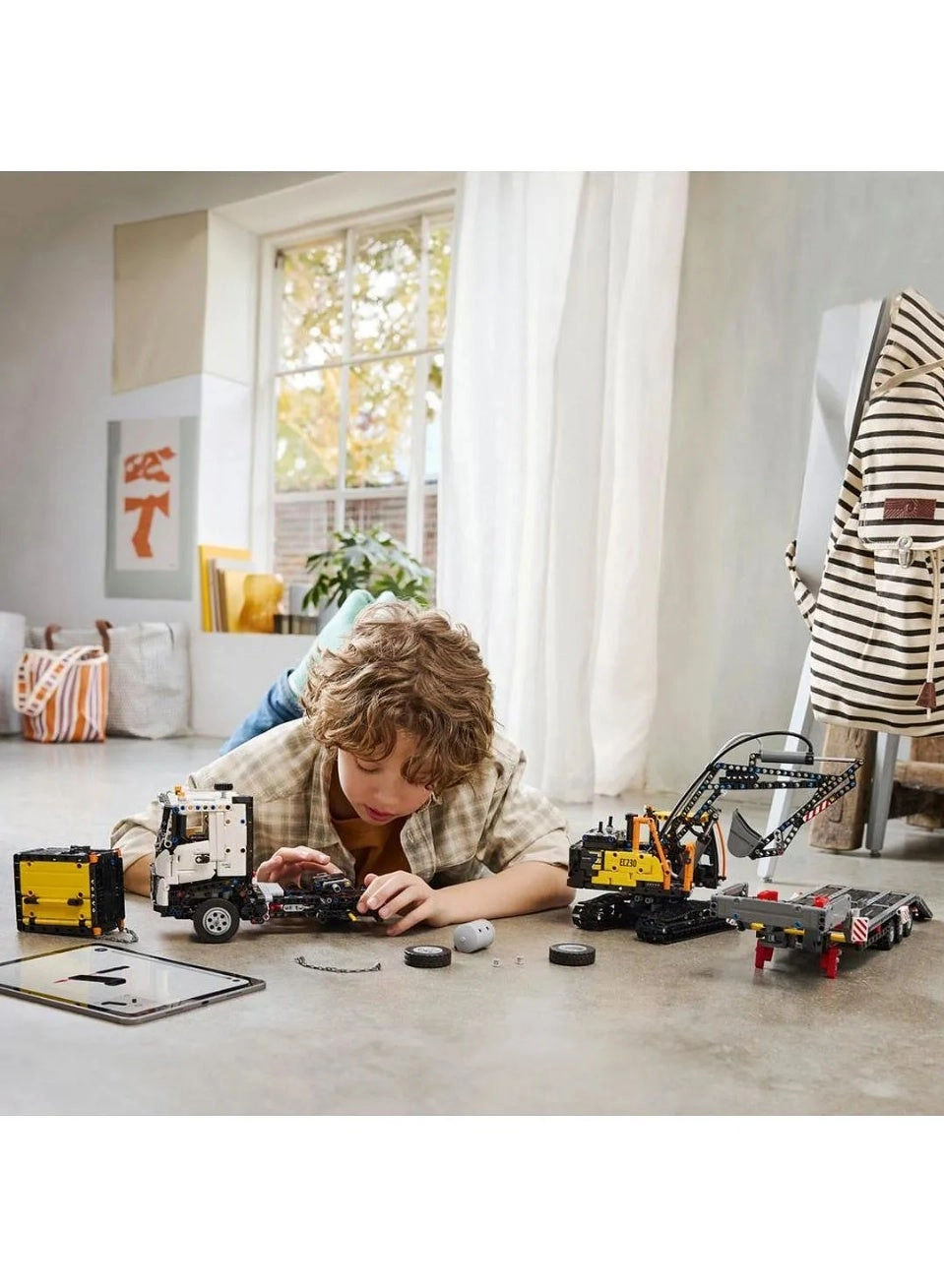 Technic Volvo FMX Truck + EC230 Electric Excavator (42175)