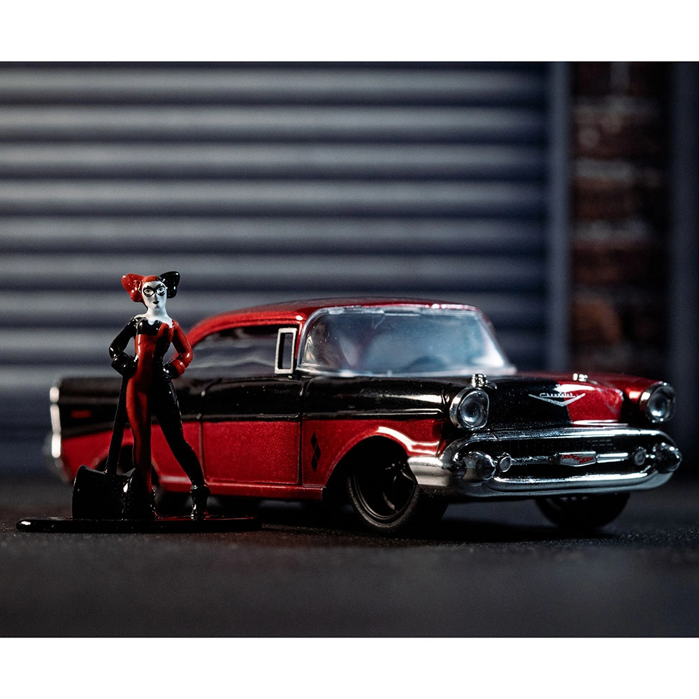 Harley Quinn 1957 Chevy Bel Air with Harley Quinn Figure - 1:32