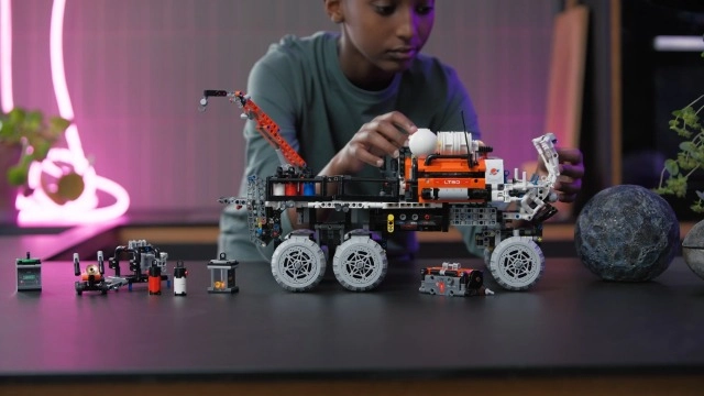 Technic Mars Crew Exploration Rover (42180) - Outer Space 11+