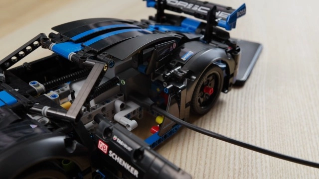 Technic Porsche GT4 e-Performance Race Car (42176) - Remote control CONTROL+