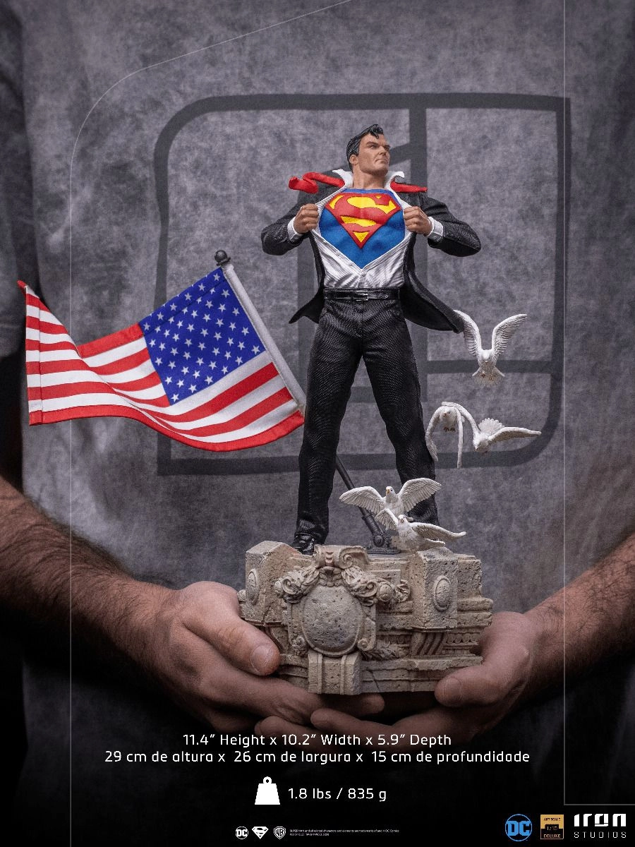 Clark Kent Deluxe - DC Comics - Art Scale 1/10 - Limited Edition Hand Painted Removable Cloth Flag