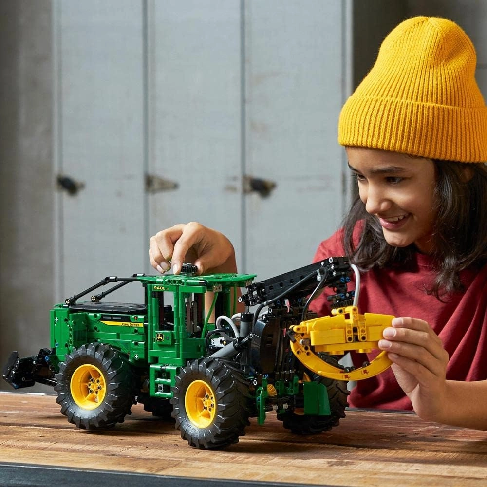 Technic John Deere 948L-II Skidder (42157) - Pneumatic functions 4-wheel drive