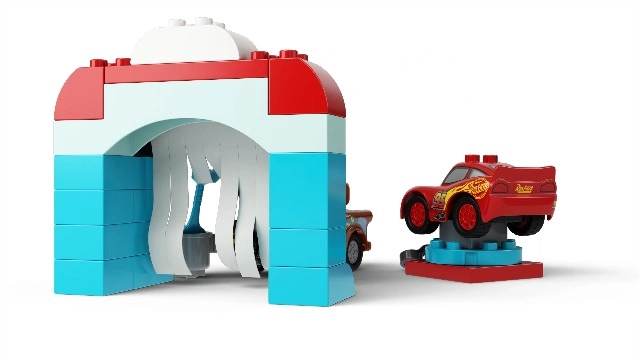 Disney and Pixar's Cars Lightning McQueen & Mater's Car Wash Fun (10996)