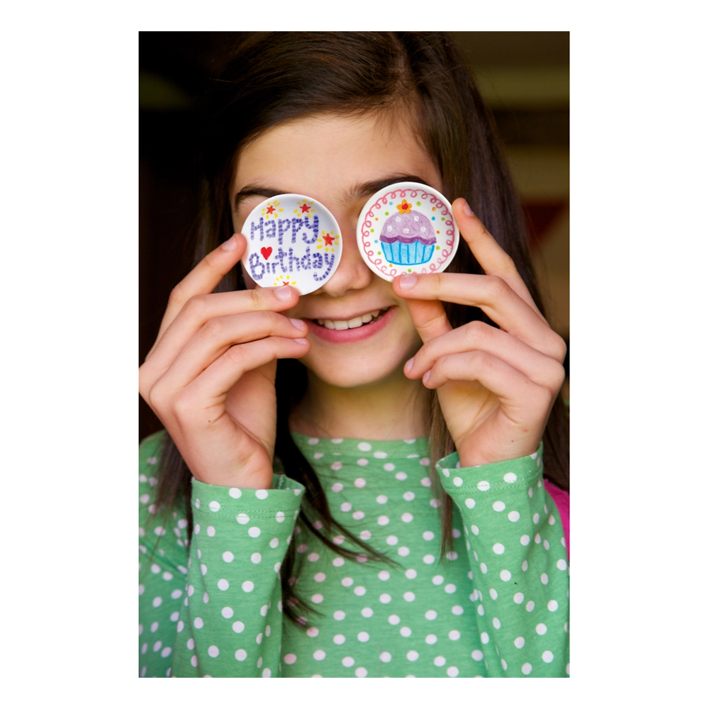 Little Craft Mini Plate Painting Kit - 3 plain porcelain plates (6cm in diameter) 3 card stands 1 paint strip and 1 paintbrush