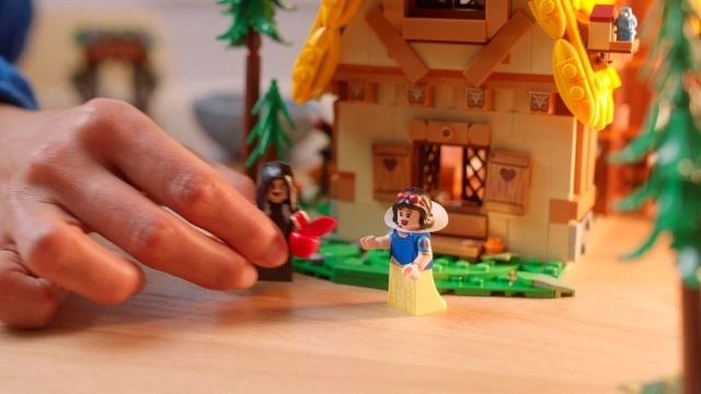Disney Snow White and the Seven Dwarfs’ Cottage (43242)