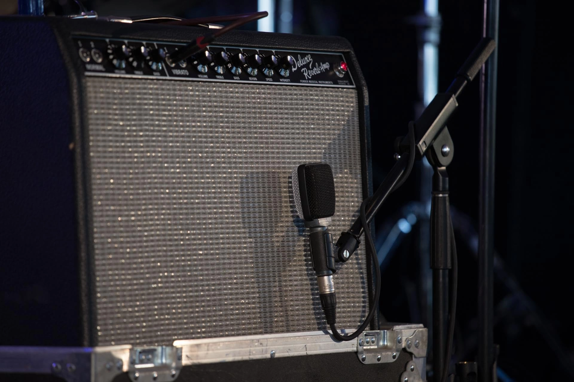 E 609 Wired+Wireless Microphone