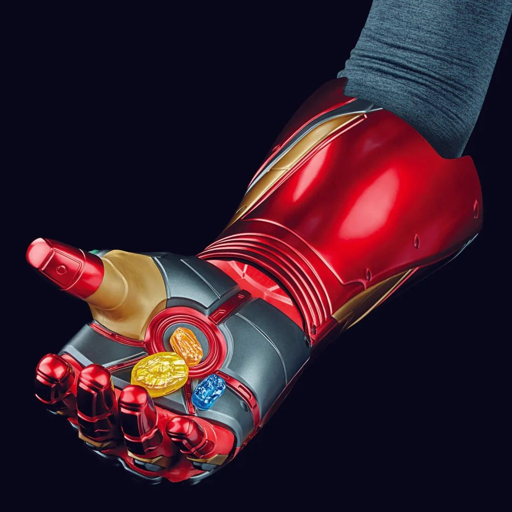 Marvel Legends Series Electronic Iron Man Nano Gauntlet (45.72 cm)