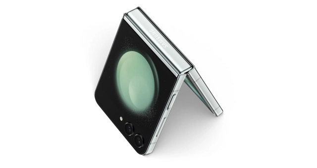 The largest Cover Screen on a Galaxy Z Flip yet