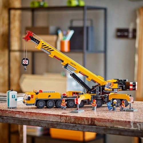City Mobile Construction Crane - 4 Minifigures Long Extendable Boom