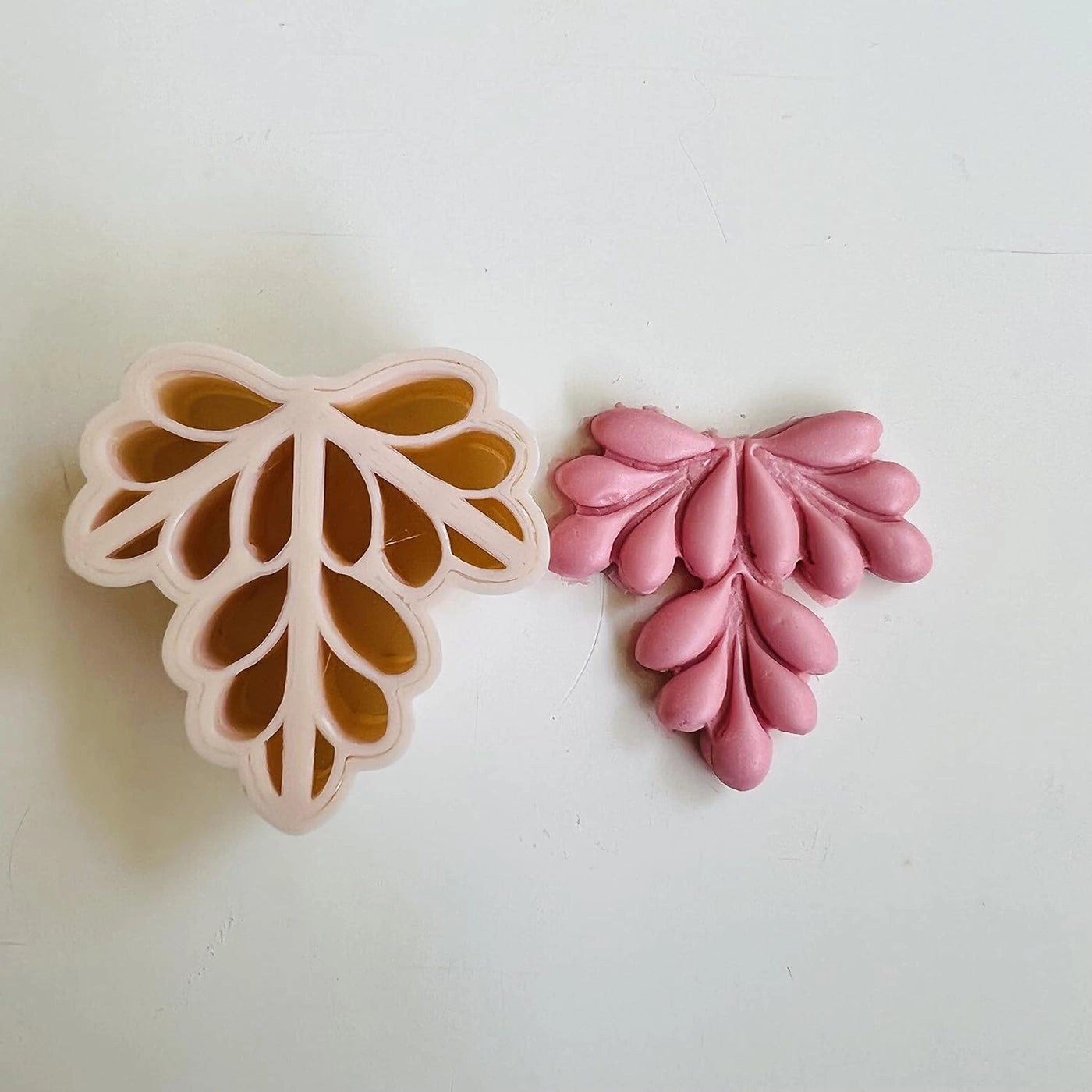 GET INSPIRED Clustered Flower Clay Cutter - Set of 1 35cmsx32cms