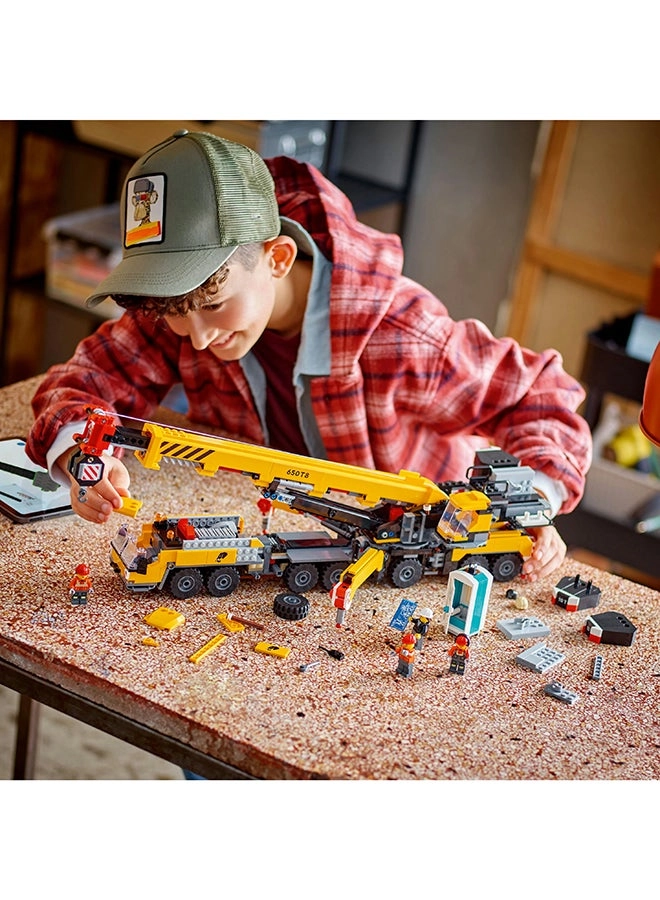 City Mobile Construction Crane - 4 Minifigures Long Extendable Boom