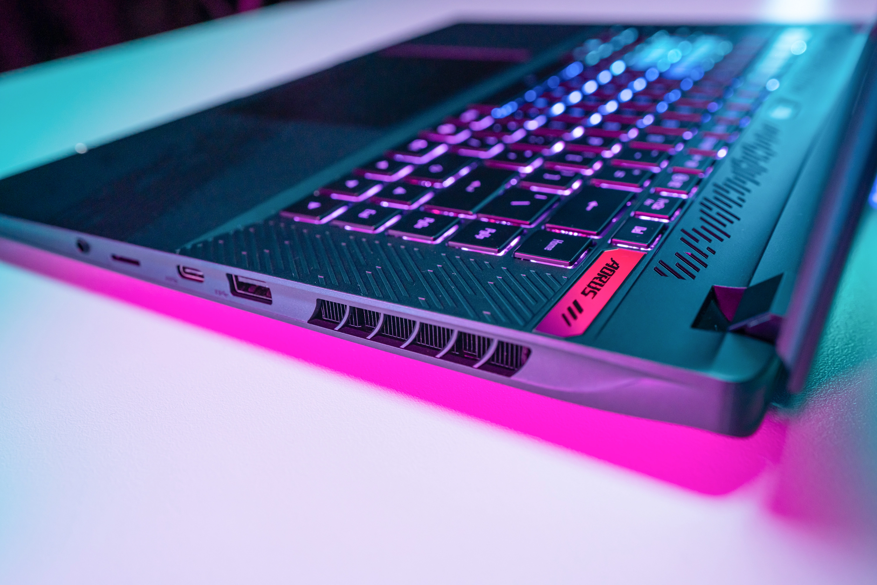 AORUS MASTER 16 BZHC6USE65SH - 16'' Core Ultra 9 275HX 32GB DDR5 2TB SSD