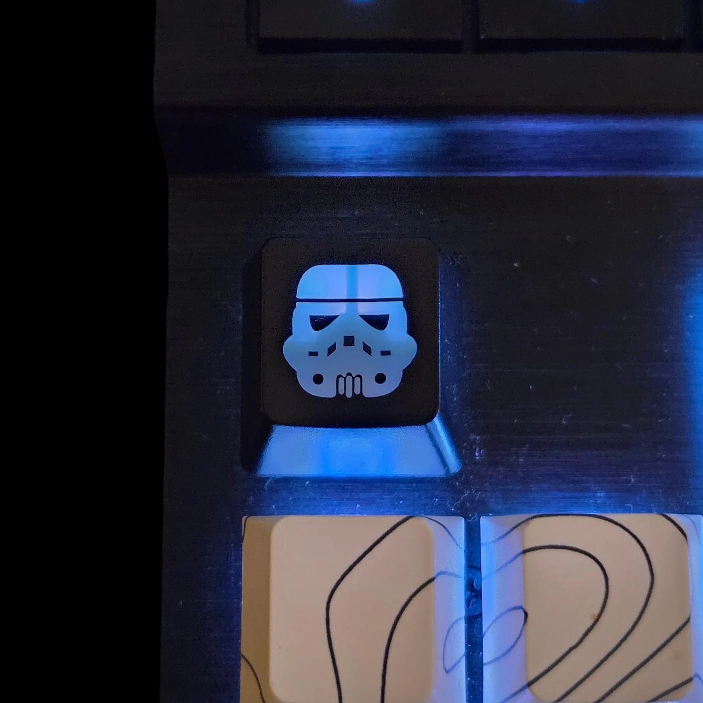 The Celly Plug Smiley Backlit Keycap Set - USB-A