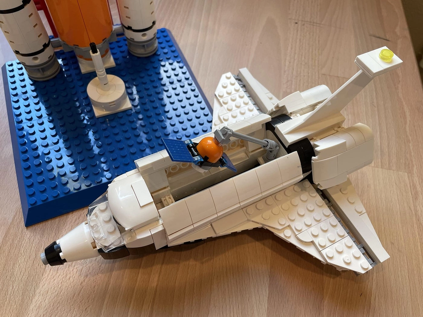 Space Shuttle & Rocket Launch Base - 830pcs