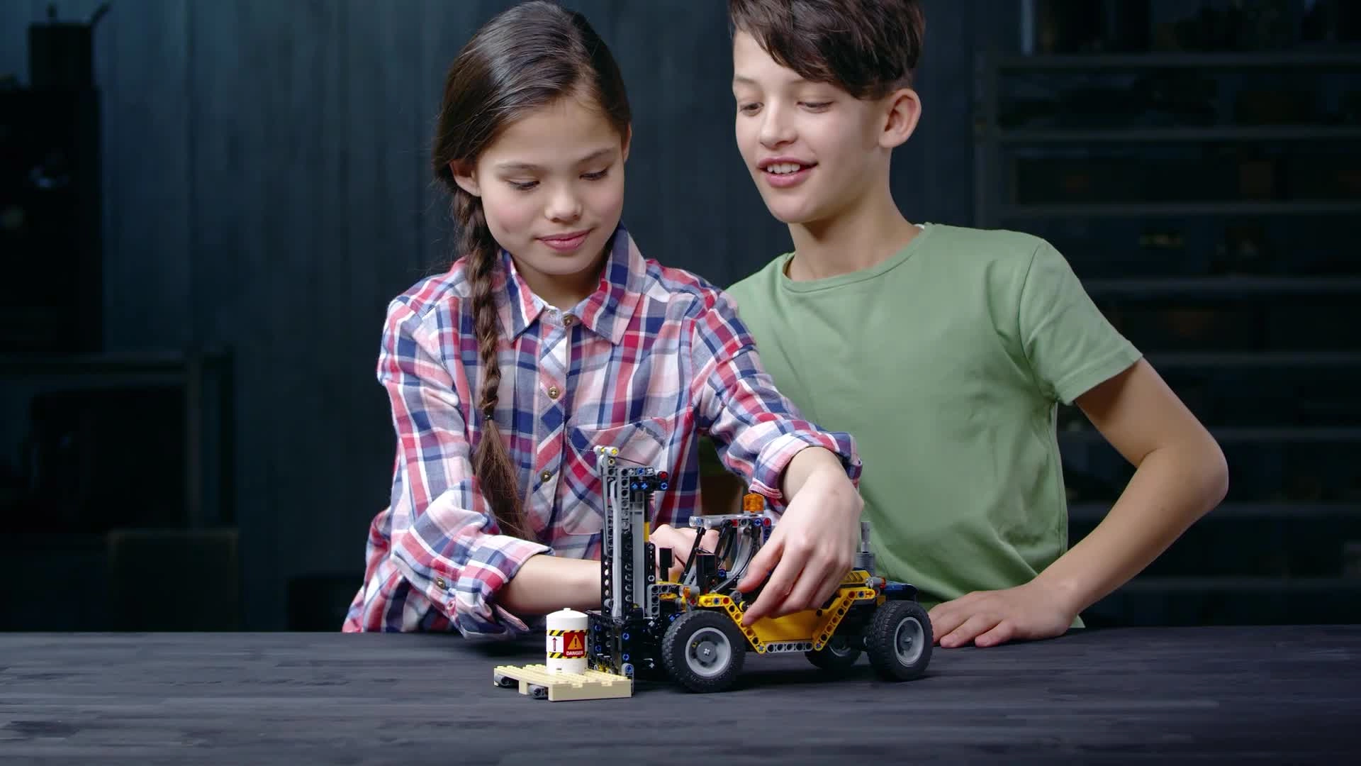 Technic Heavy Duty Forklift (42079)