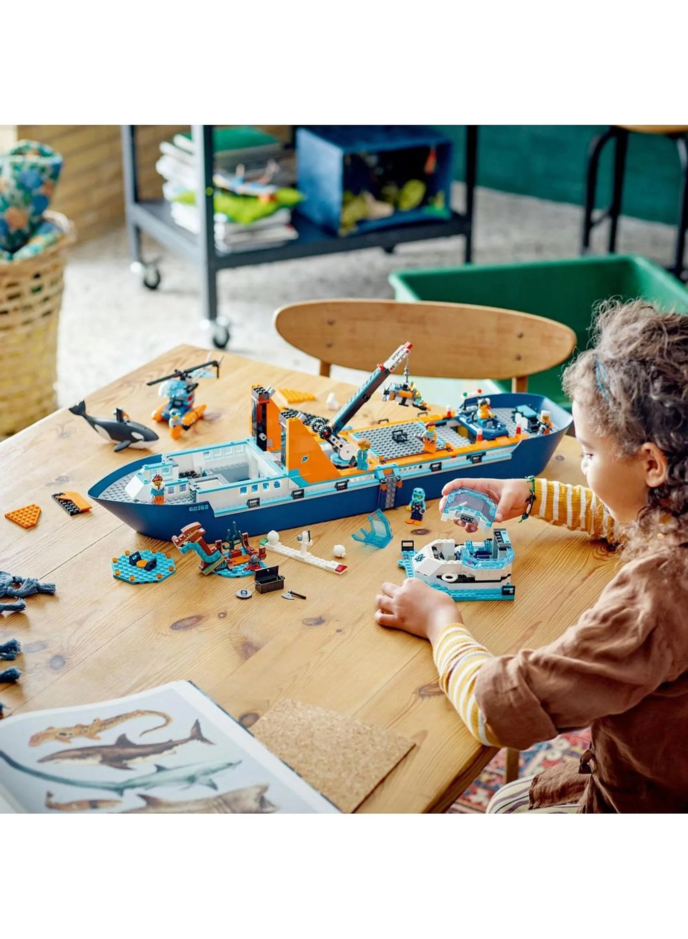 City Arctic Explorer Ship (60368) - Helicopter 7 Minifigures