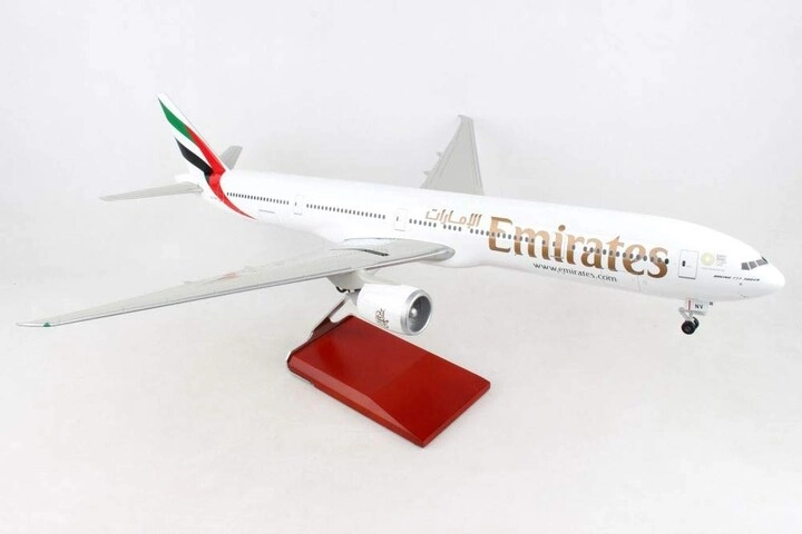 Daron Skymarks Emirates 777300ER - 1200Scale snap-fit