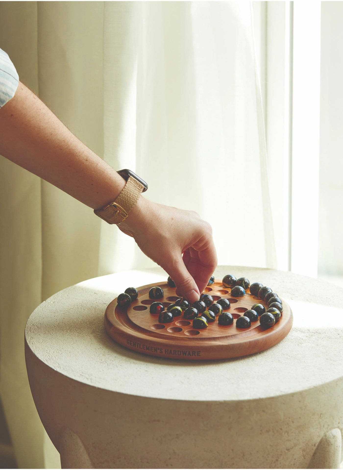 GENTLEMEN'S HARDWARE Marble Solitaire - Acacia wood board 32 glass marbles