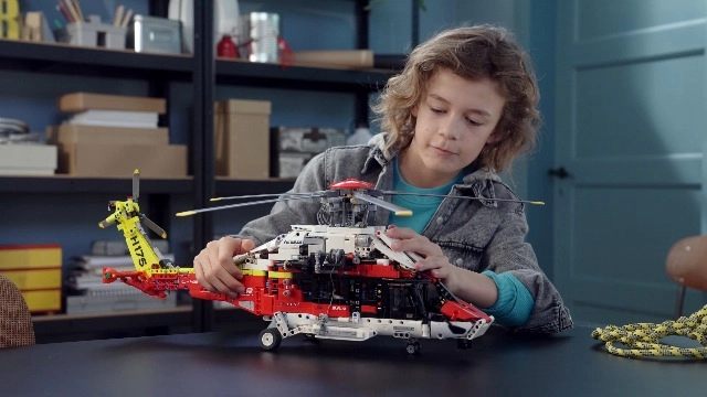 Technic Airbus H175 Rescue Helicopter (42145) - Motorized 11+