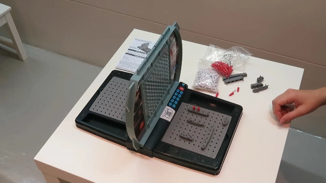 GT2800i1 - Talking Sea Battle Electronic Board Game