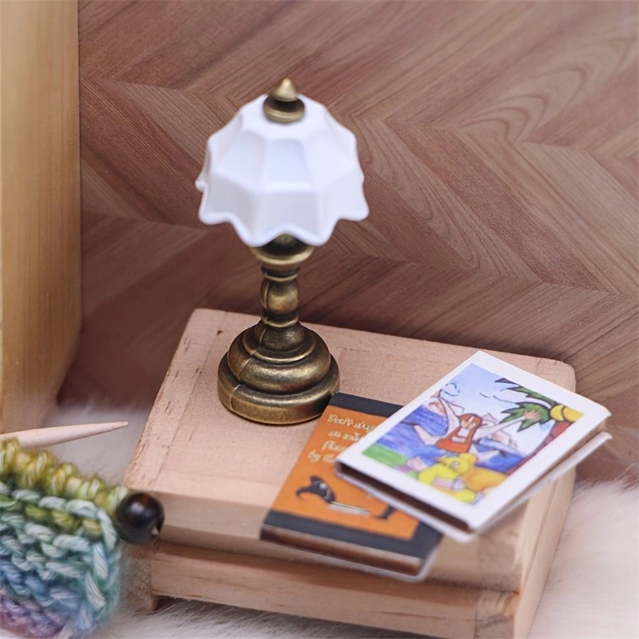 Generic Miniature Vintage Street Lamp - Metal Compact