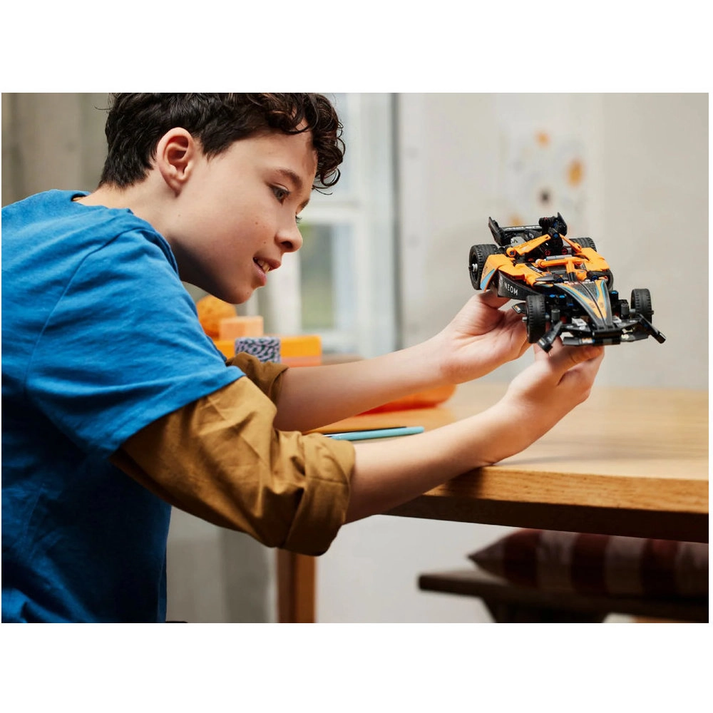 Technic NEOM McLaren Formula E Race Car (42169) - Pull-Back