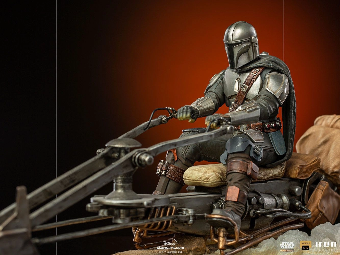 The Mandalorian on Speederbike Deluxe - Star Wars - Battle Diorama Series Art Scale 1:10