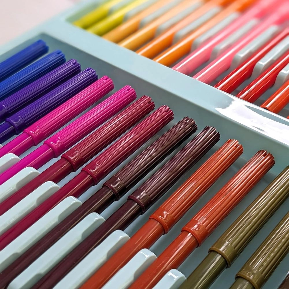 Giant Art Set - 53 Piece 40 felt tip pens 12 crayons 40 page doodle pad