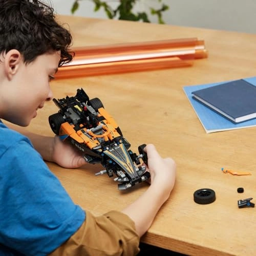 Technic NEOM McLaren Formula E Race Car (42169) - Pull-Back