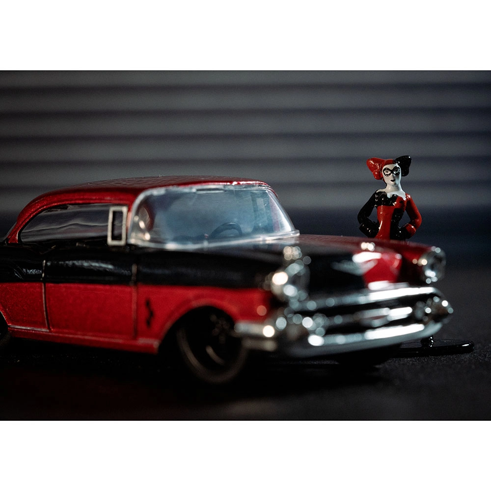Harley Quinn 1957 Chevy Bel Air with Harley Quinn Figure - 1:32