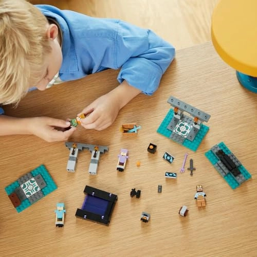 Minecraft The Armoury (21252) - 7+ Alex with a Diamond Sword