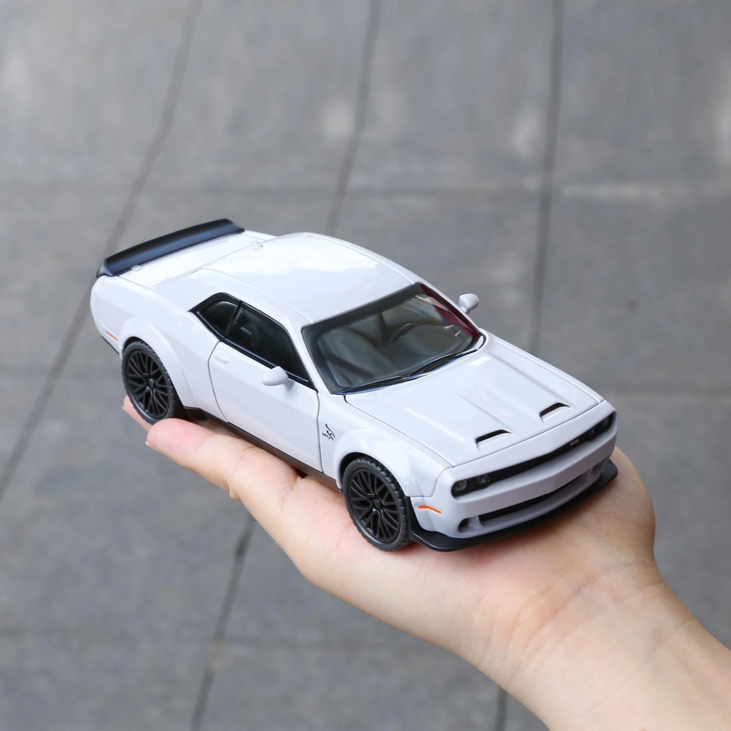 Dodge Challenger SRT - 1:24