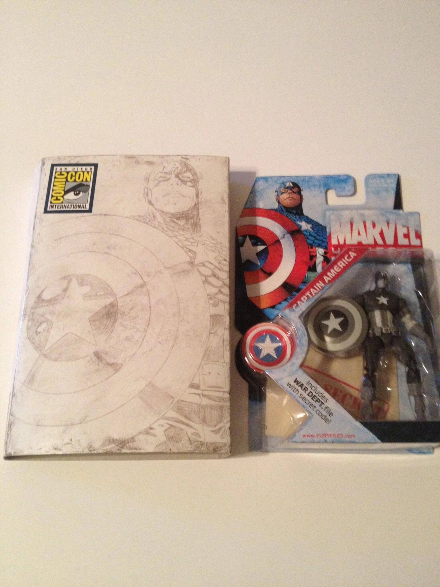 Hasbro Universe 2009 SDCC San Diego Comic-Con Exclusive Captain America - 3 3/4" Grayscale