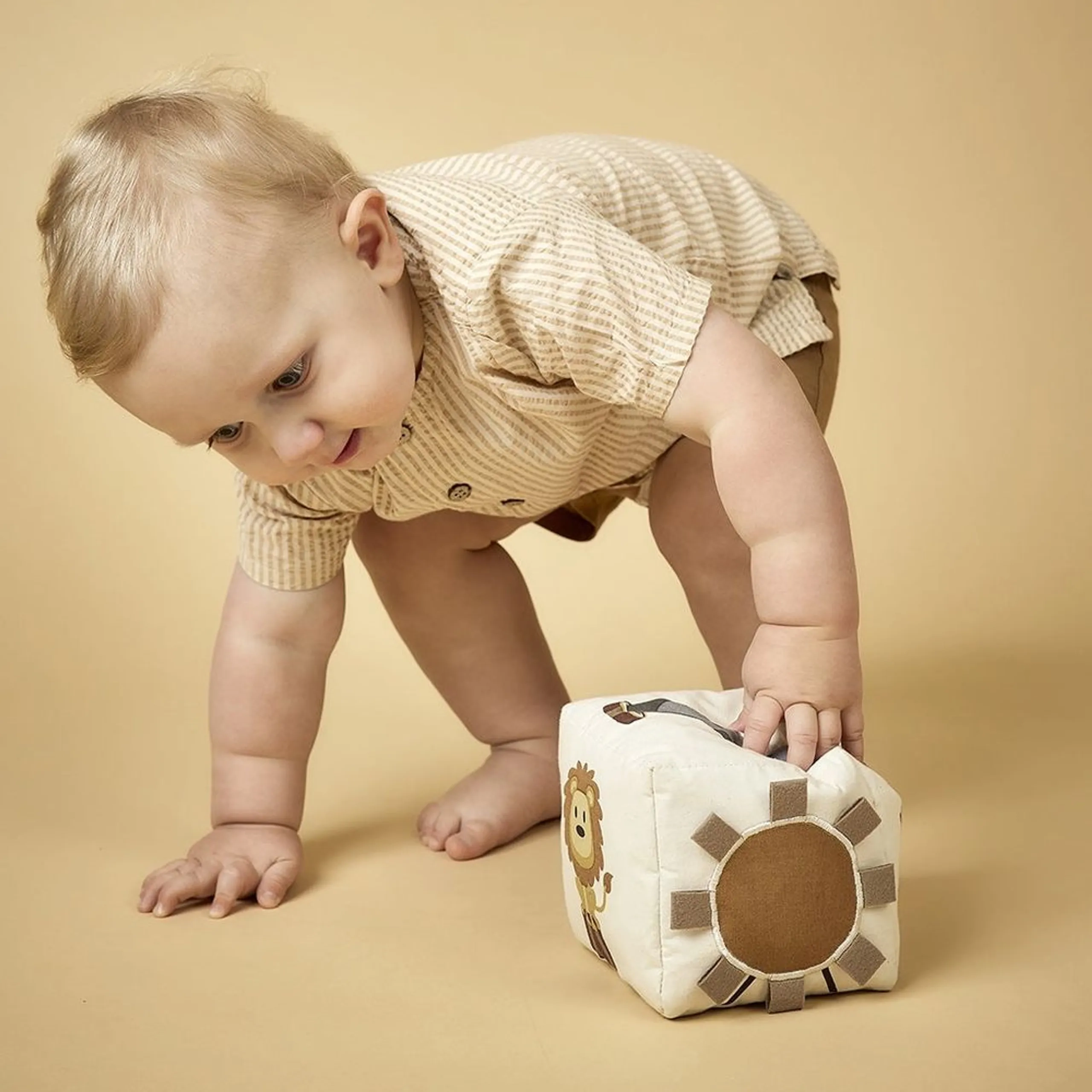 Fabric Cube With Crackling Paper - 3 months 100% organic cotton