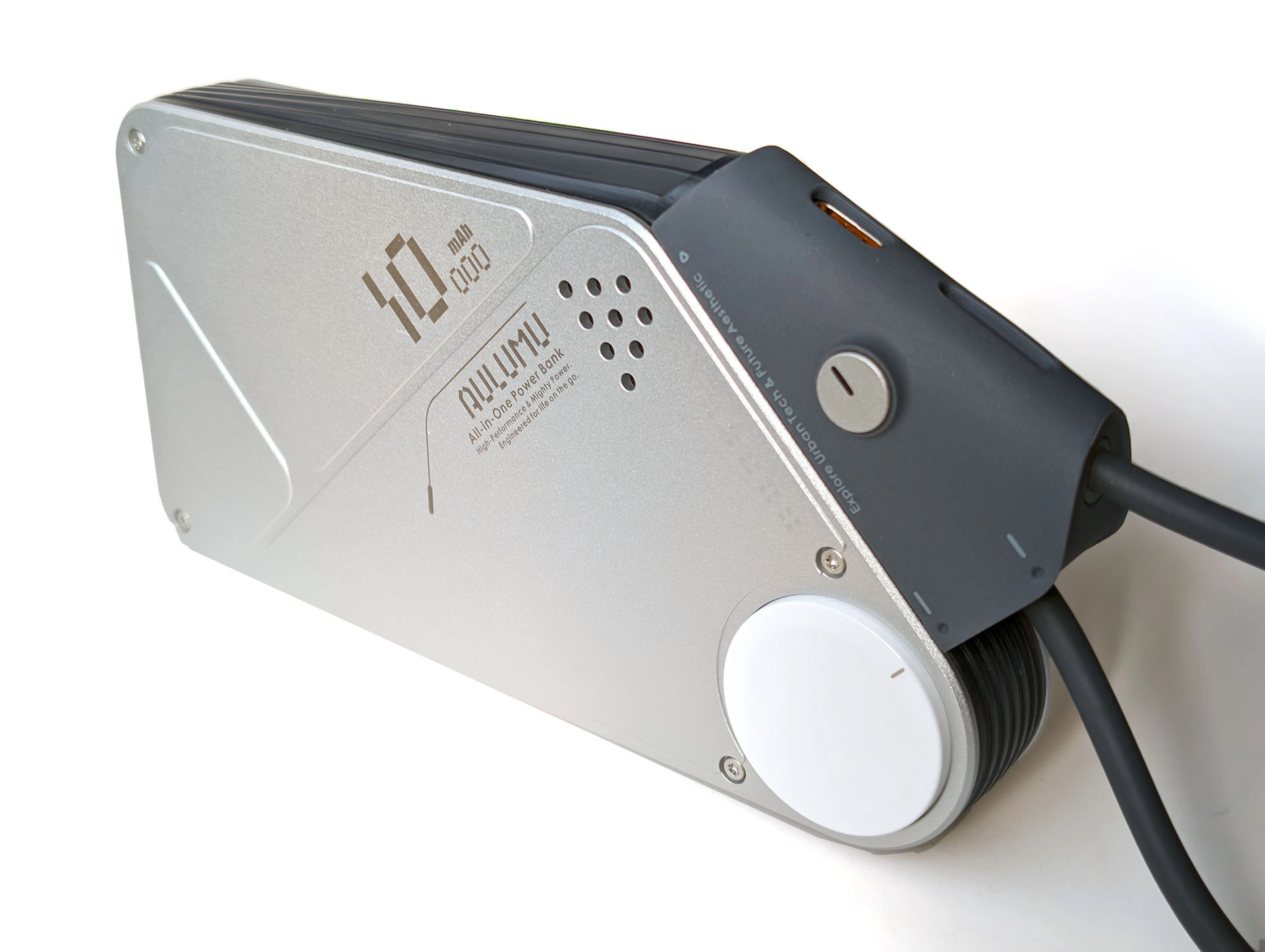 Aulumu M10 power bank hands‑on review: Futuristic style with dual magnetic charging pads and a built‑in cable