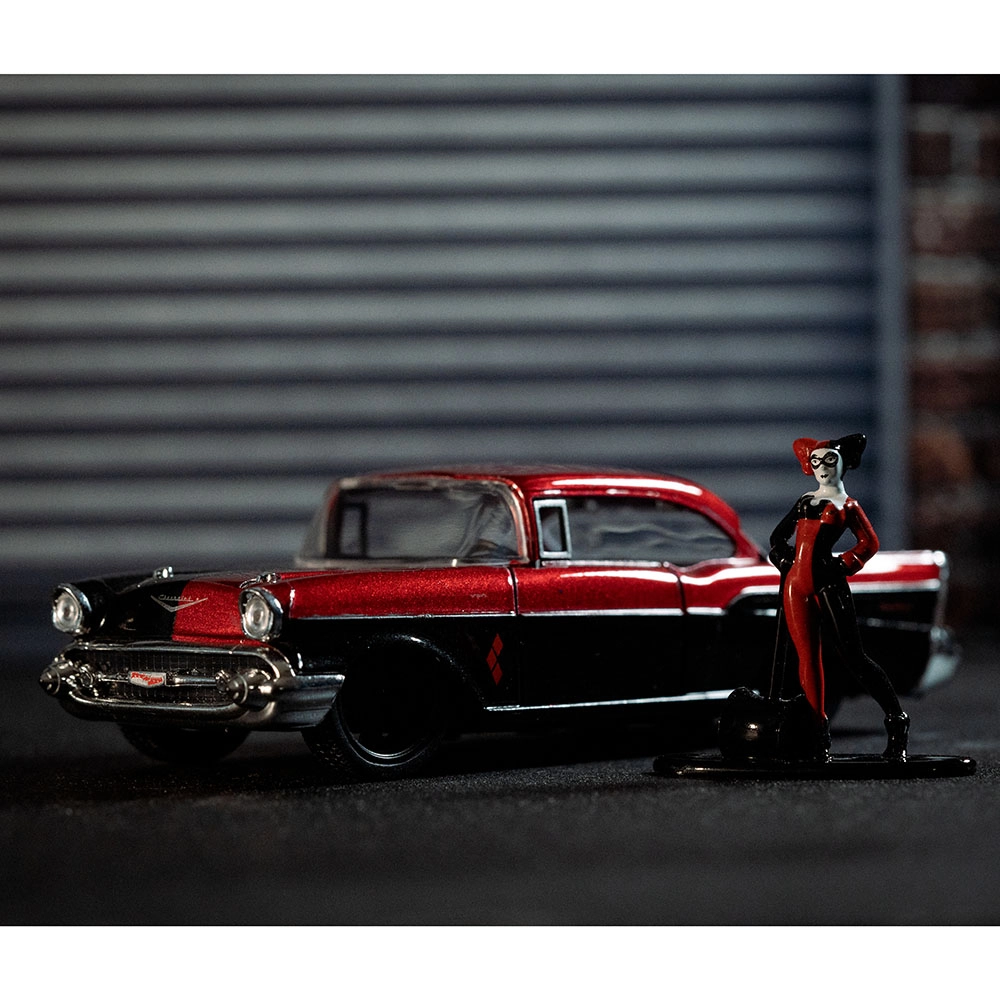 Harley Quinn 1957 Chevy Bel Air with Harley Quinn Figure - 1:32