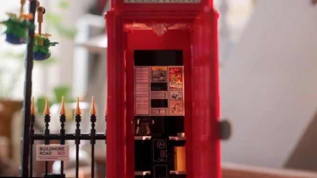 Red London Telephone Box (21347) - Model Kit Mobile Phone Stand