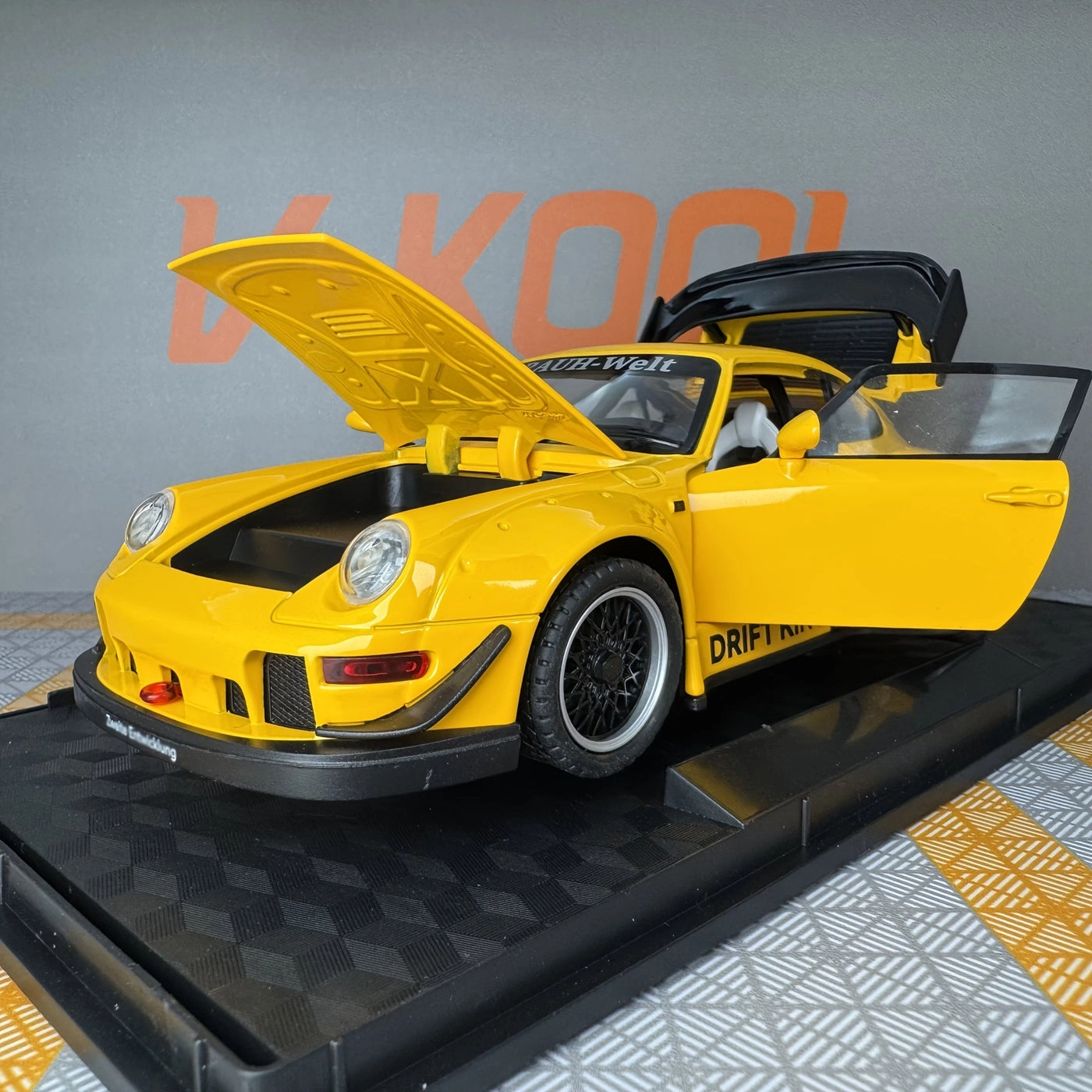 Generic Super Luxury Sports Car - 1:22 Zinc Alloy Yellow