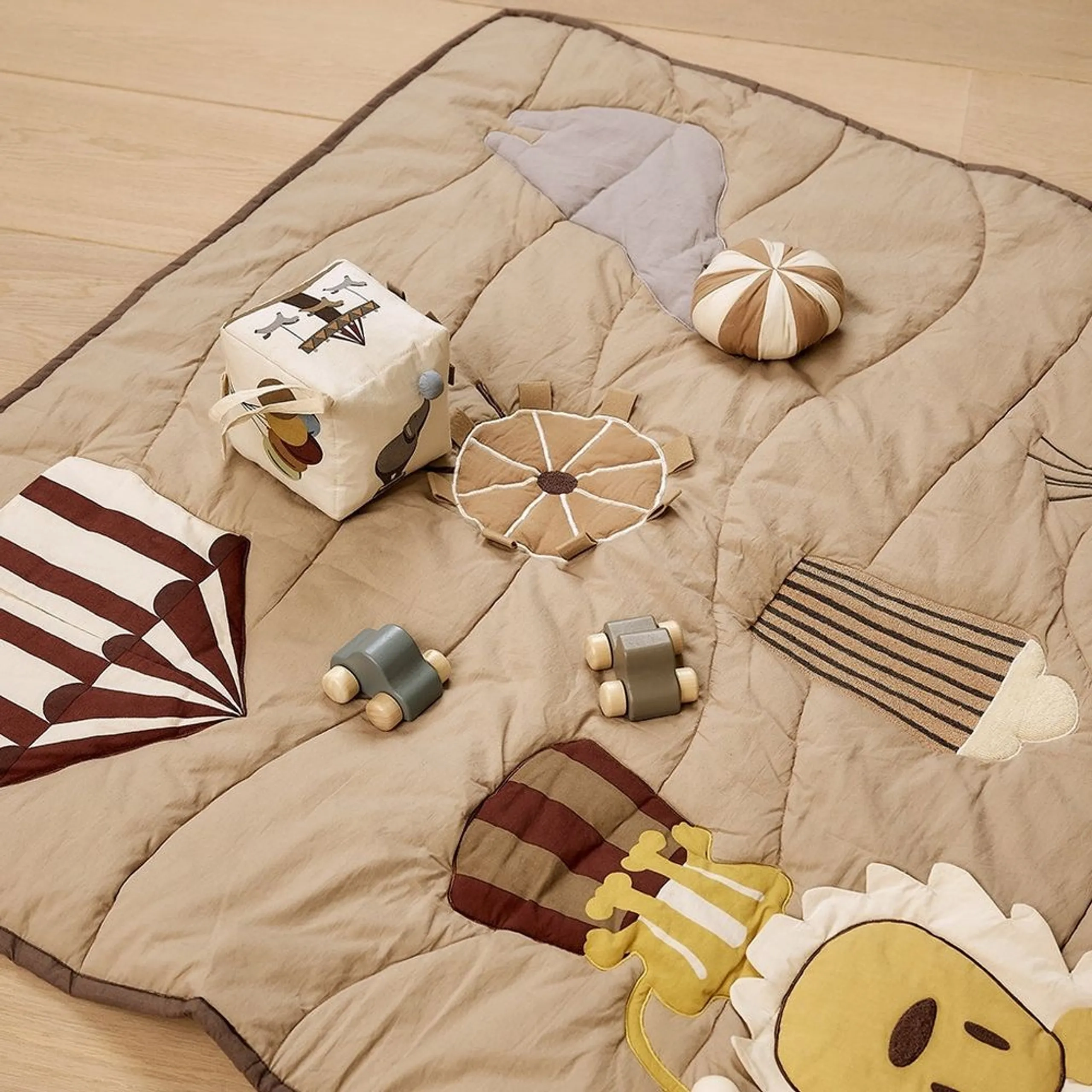 Fabric Cube With Crackling Paper - 3 months 100% organic cotton