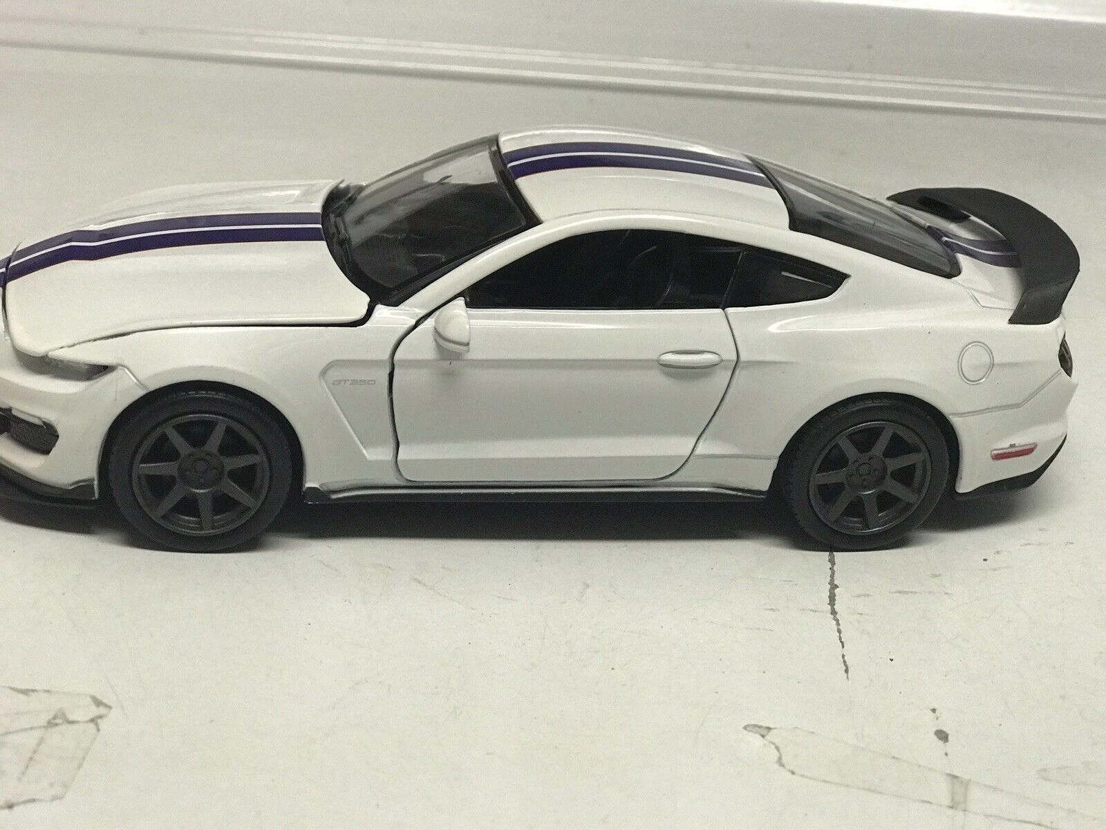 Maisto Ford Shelby GT350 - 1:24