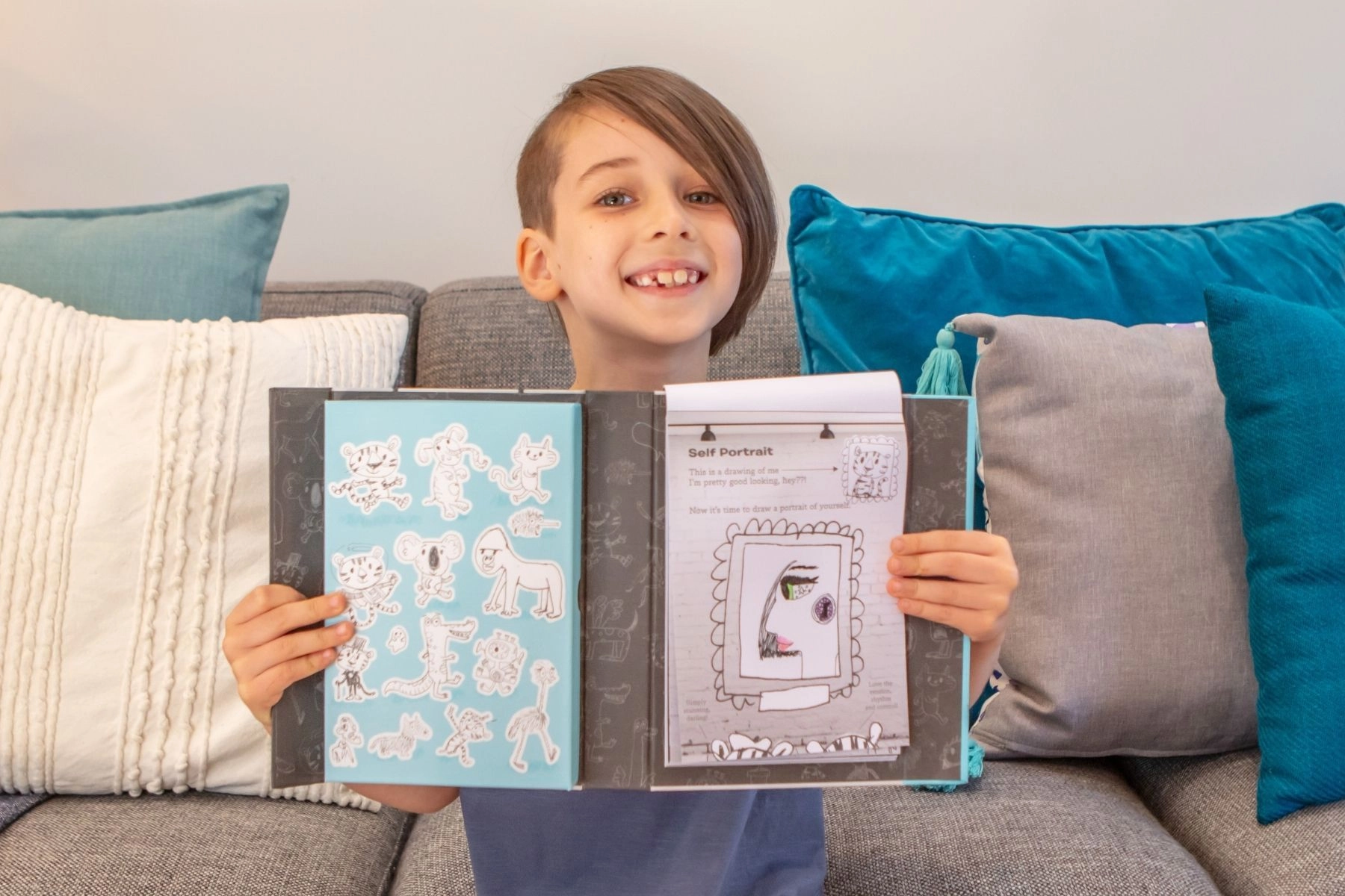 Drawing Inspiration - 50 page Guided Sketchbook 1 x dual-tip fine liner pen 1 x 2B artist's pencil