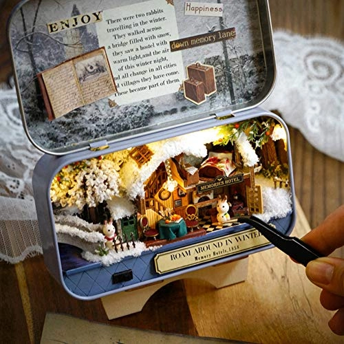 Mini Dollhouse Accessories - Winter roaming